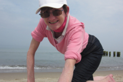 Foto 4: Am 9. Mai 2013 ist eine Frau am Graal Müritzer Strand.