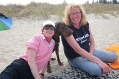 Foto 8: Am 9. Mai 2013 saßen zwei Frauen mit ein Hund am Strand im Graal Müritz.