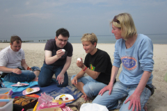 Foto 7: Am 9. Mai 2013: Hier sitzen  vier Mensch beim Picknick am Graal  Müritzer Strand.