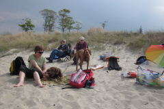 Foto 9: Am 9. Mai 2013 saßen eine Gruppe von Menschen mit Hunden am Graal Müritzer Strand.