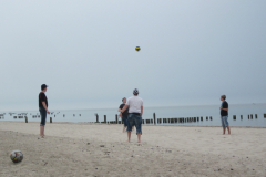 Foto 11: Am 9. Mai 2013 spielten Menschen am Strand im  Graal Müritz Basketball