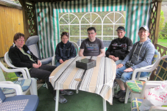 Foto 12: Am 9. Mai 2013 fünf Menschen sitzen im Zelt.