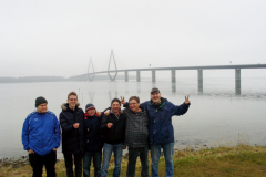 Fotos 1: In Dänemark eine Gruppe Menschen an der Ostsee