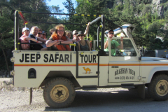 Foto 14: Hier sitzen Menschen in ein Jeep Safari und fahren durch die gegen 2